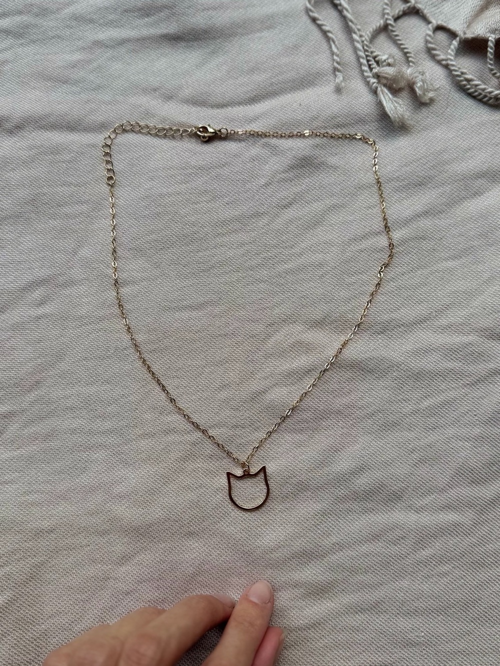 Delicate Cat Outline Necklace in Silver - Women Jewelry